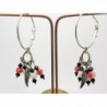 PAIRE DE BOUCLES D'OREILLES CREOLES AVEC PERLES MILLEFIORI ROUGE ET BLANCHE ET TOUPIE DE CRISTAL NOIR ET AILE D'ANGE